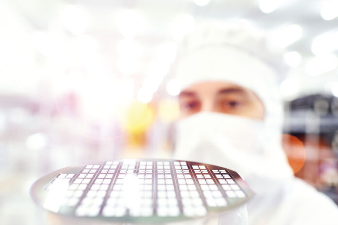 infineon-man-wafer